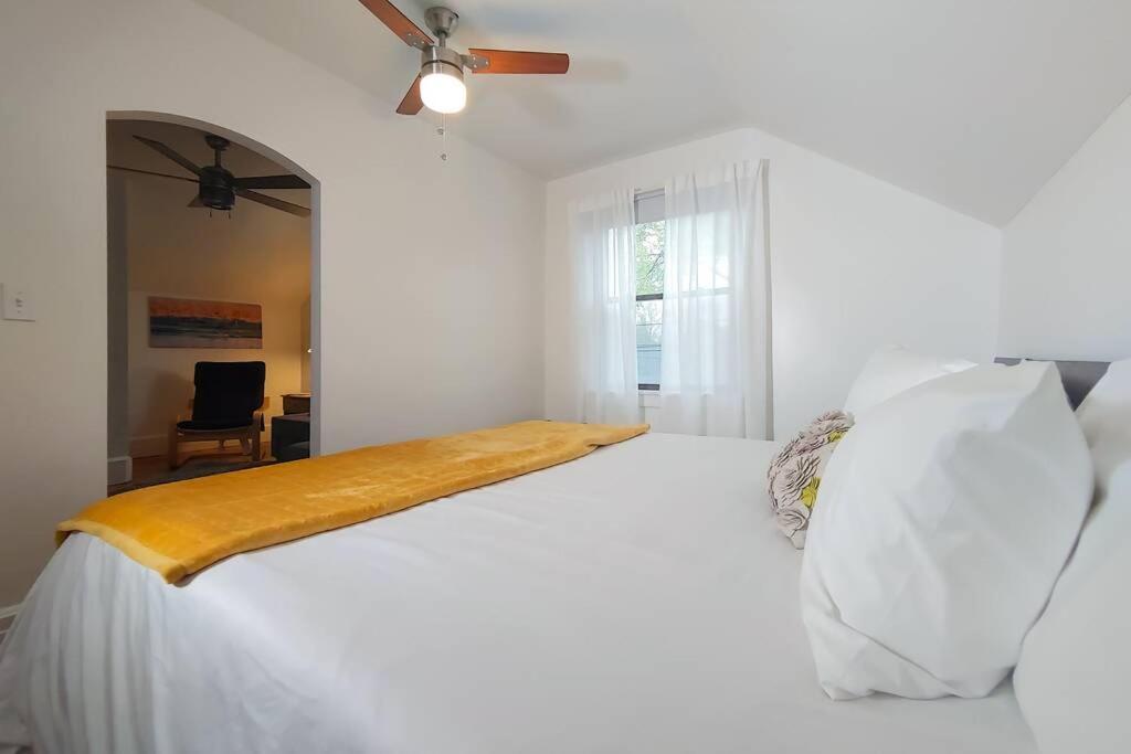 Historic W/Deck, King Bed & Air By Lake Michigan Manistee Εξωτερικό φωτογραφία